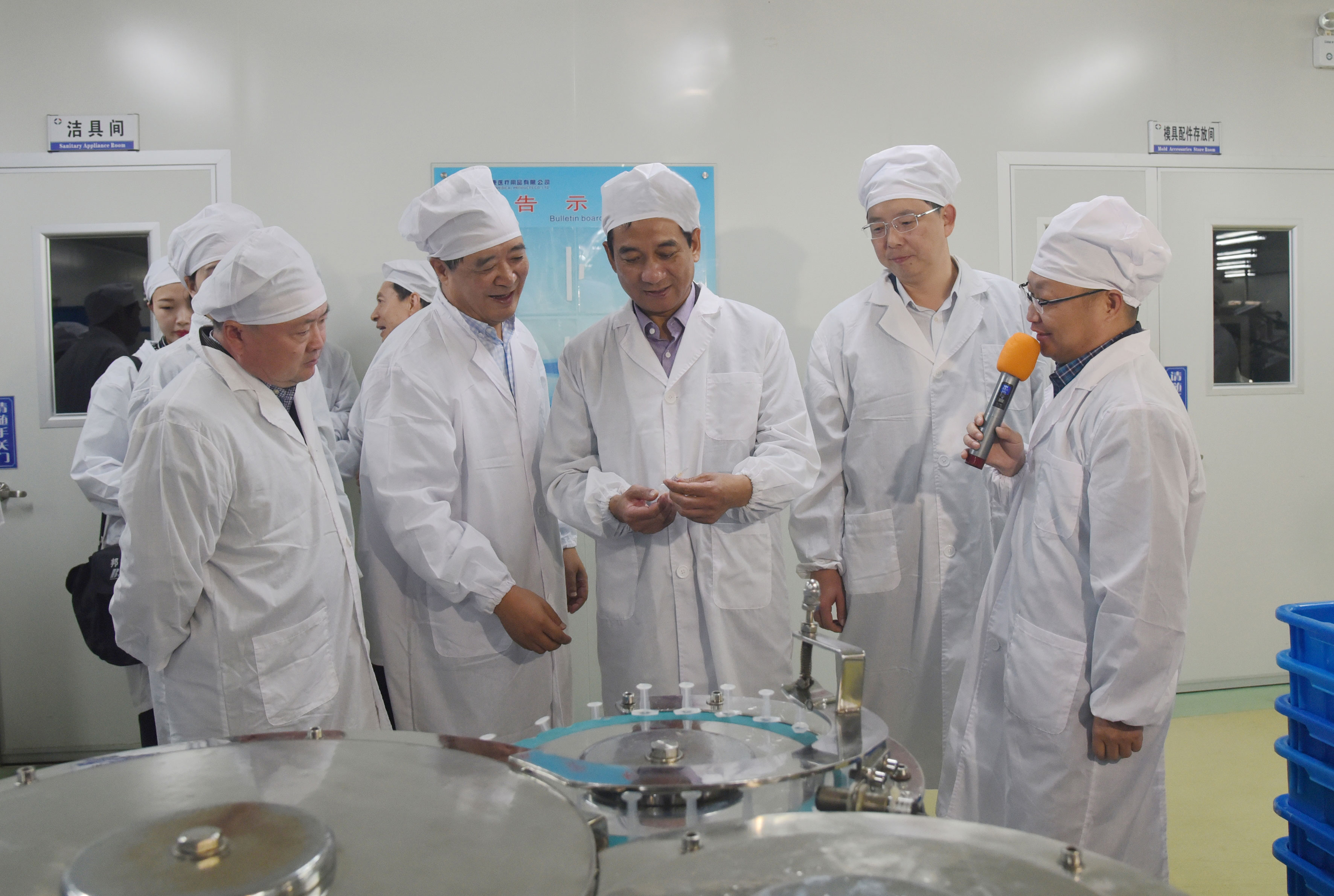 在线天堂免费中文字幕 滁州大学党委书记陈润一行来安徽天康集团调研。