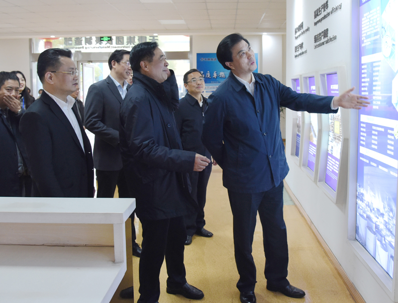 站长工具91影院在线 安徽省委常委、省委秘书长、统战部长陶明伦一行来安徽天康集团调研工作。