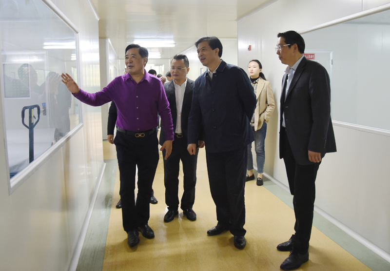 站长工具91影院在线 安徽省委常委、省委秘书长、统战部长陶明伦一行来安徽天康集团调研工作。